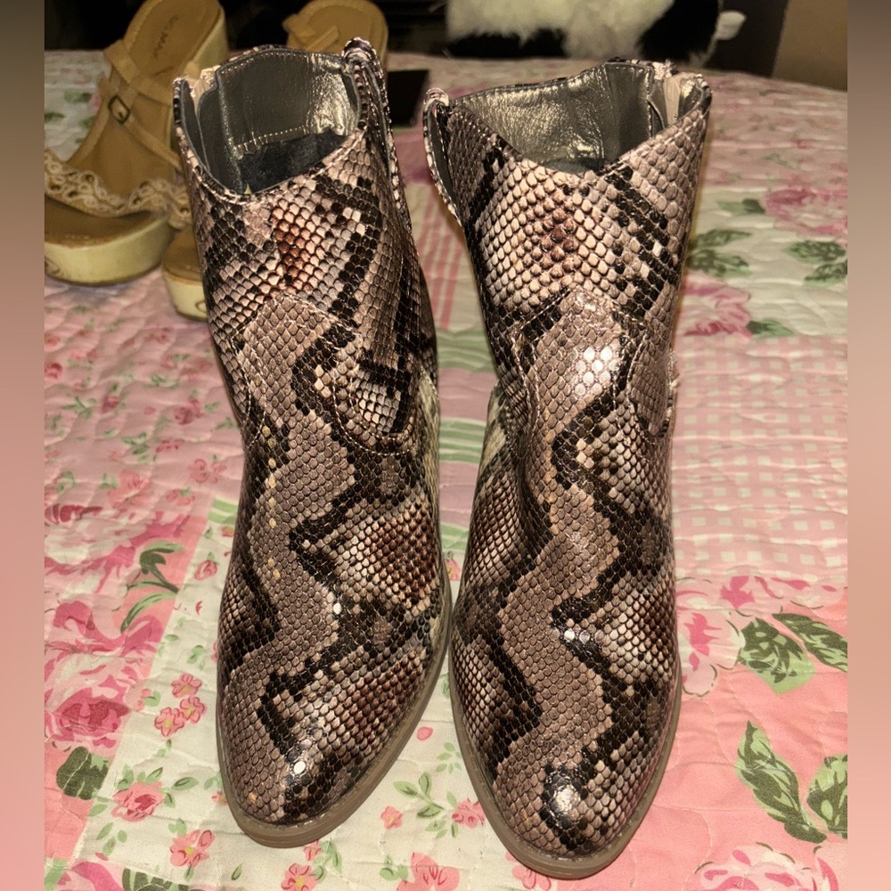 NWOT Sugar brand Snakeskin Pattern Ankle Boots